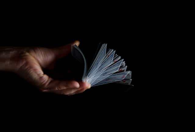 Hände beim Mischen eines Kartenspiels – Zaubertricks lernen im Zauberkurs von Oliver Henke