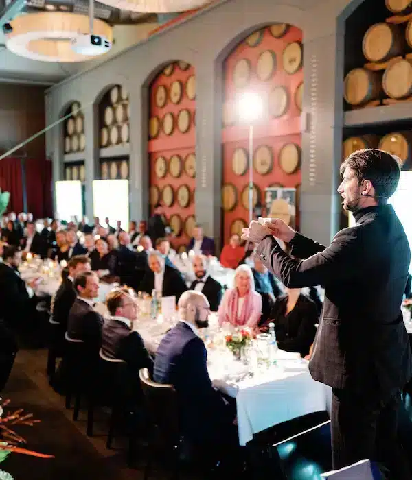 Zauberer Oberhausen mit seiner Zaubershow buchen und ein Highlight für Ihr Event dazu gewinnen.