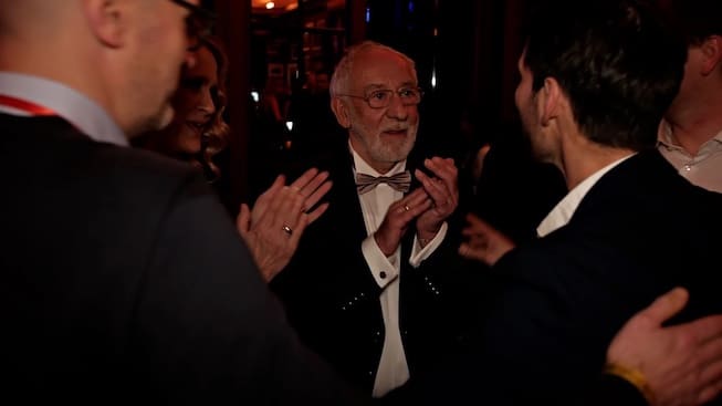 Dieter Hallervorden applaudiert Zauberer Oliver Henke auf einem privaten Event