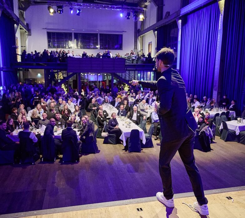 Zauberer München präsentiert seine Zaubershow.