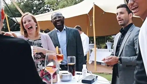 Zauberer sorgt für eine magische Hochzeit in Dortmund.