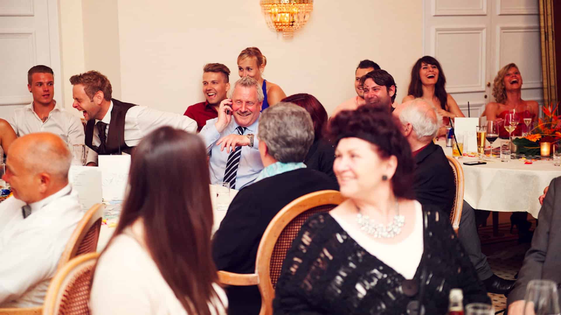 Close-up Zauberer in Hanau: Kartenkunststück in den Händen der Gäste