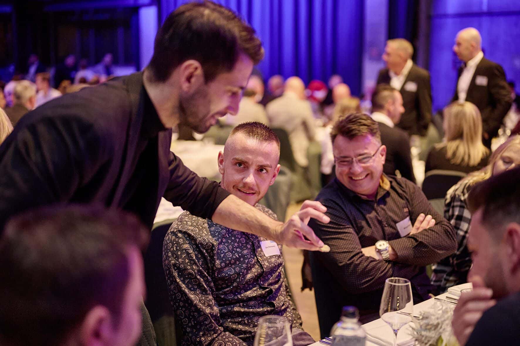 Oliver Henke zeigt Close-up-Magie am Tisch der Gäste auf einem Firmenevent