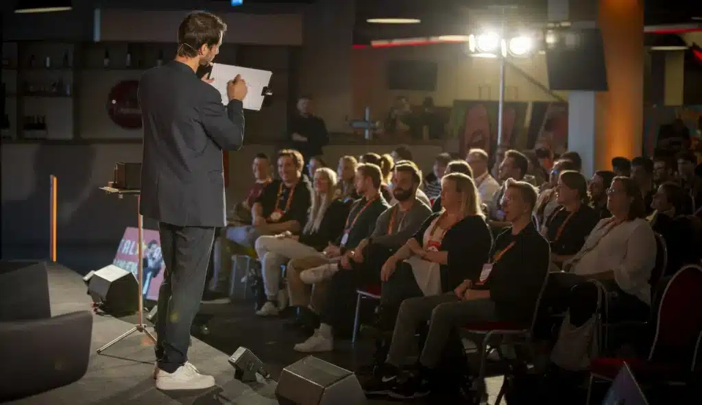 Magier Oliver Henke bei seiner Bühnenshow vor Publikum