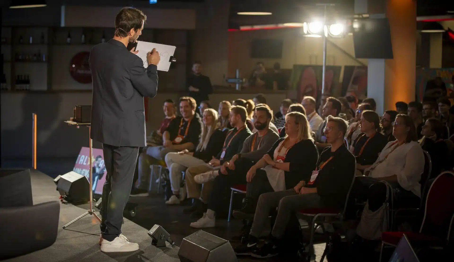 Magier Oliver Henke bei seiner Bühnenshow vor Publikum