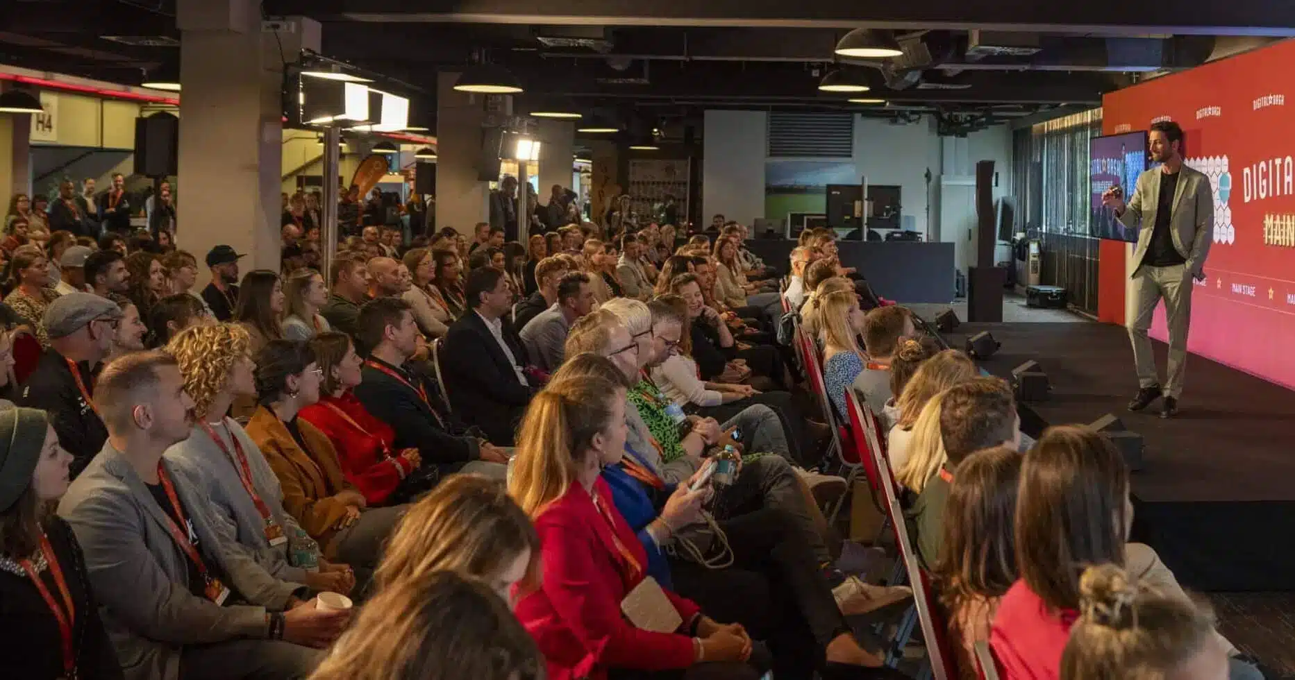 Bühnenshow von Magier Oliver Henke vor Publikum in Augsburg