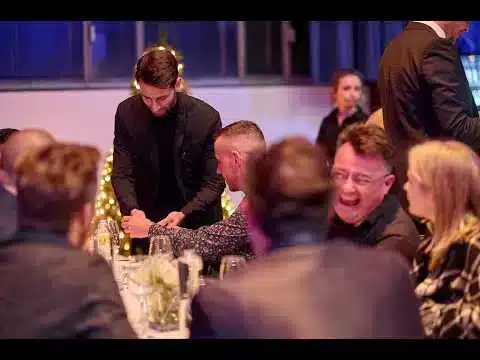 Close-up-Magie am Tisch der Gäste auf einem Firmenevent