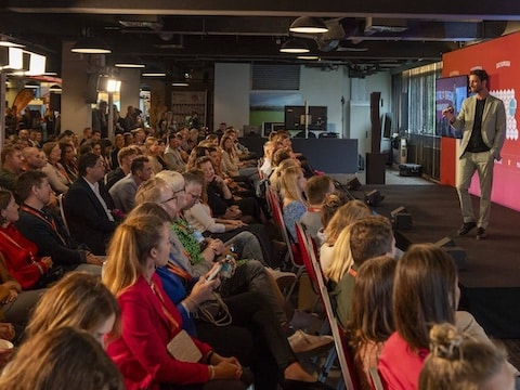 Oliver Henke bei einer interaktiven Keynote vor Firmenpublikum