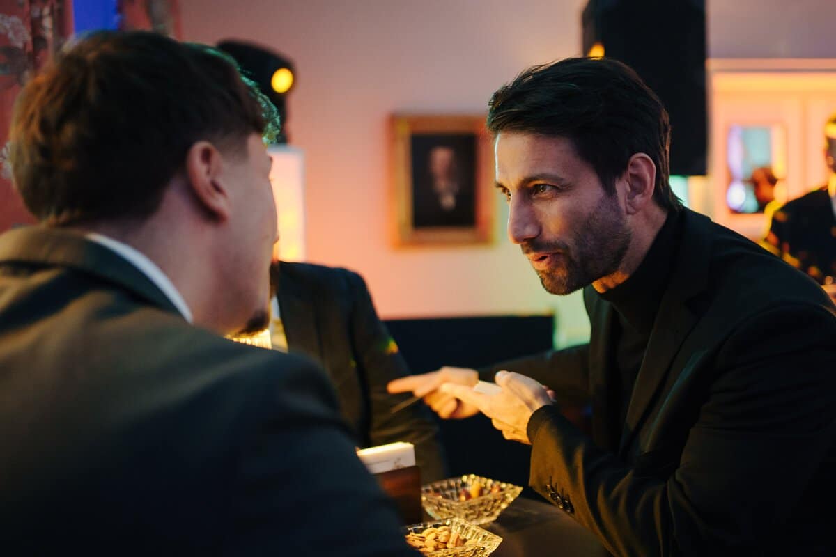 Oliver Henke führt einem Hochzeitsgast aus nächster Nähe ein Kunststück vor