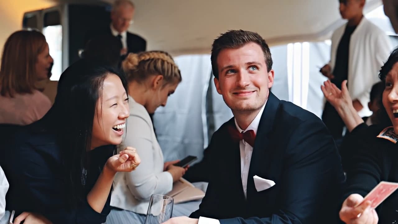 Zauberer Oliver Henke mit Spielkarten am Tisch der Hochzeitsgäste